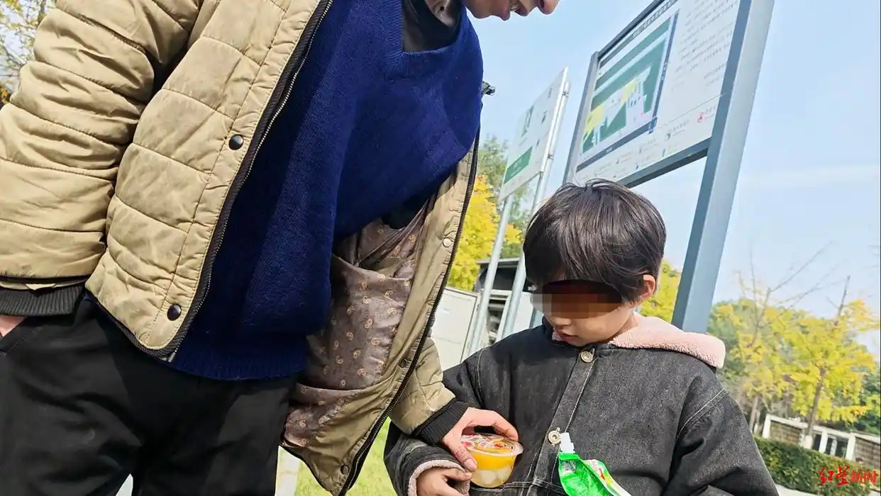 女童丧母冬天穿拖鞋捡食 家中没玻璃_未央区妇联介入帮扶_陕西西安8岁女孩寒冬穿拖鞋捡食