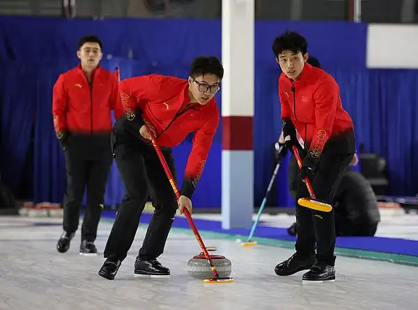 中国冰壶男女队双双锁定米兰冬奥会资格_米兰冬奥冰壶团体赛：中国男女队双双晋级 成亚洲唯一_中国男子冰壶队晋级米兰冬奥会