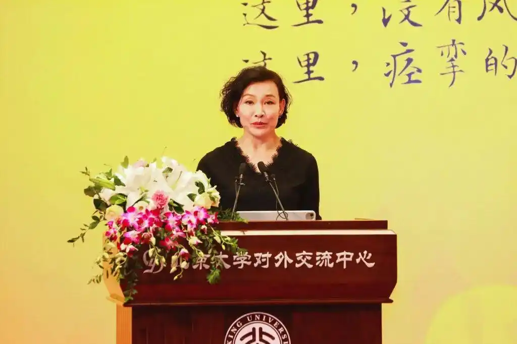 陈冲获北京大学“世界华文文学奖”_第四届北京大学王默人-周安仪世界华文文学奖 赵园《灯火》陈冲《猫鱼》毕飞宇《欢迎来到人间》_北京大学王默人-周安仪世界华文文学奖 获