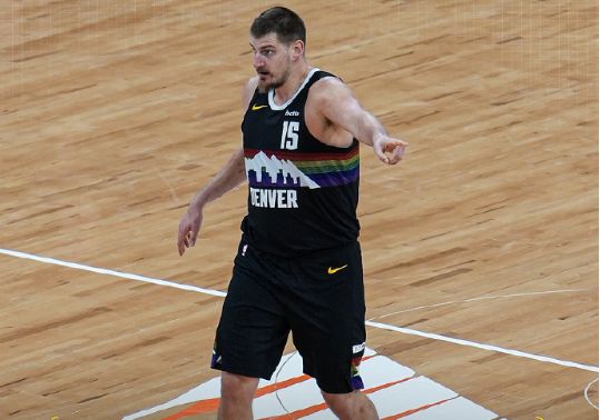 掘金客场逆转快船豪取6连胜_掘金约基奇55分创纪录_约基奇赛季新高55+12+6哈登23+8 掘金送快船6连败