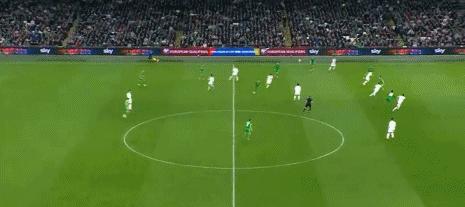 C罗国家队首次染红！无球状态下故意肘击，离场时不断做手势和说着什么 国家队生涯首红