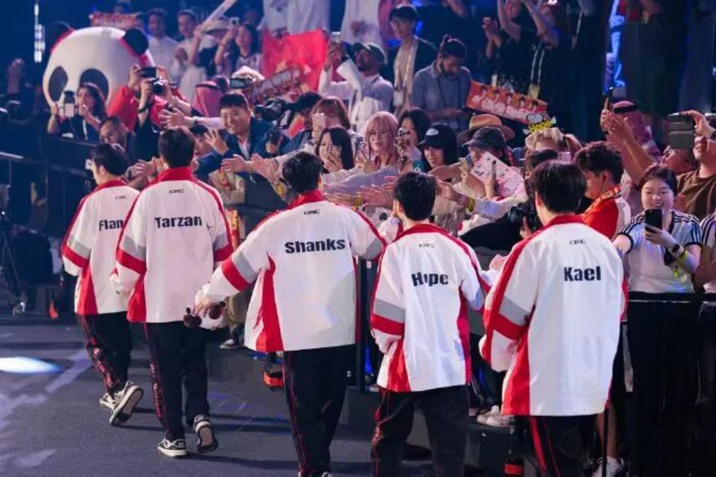 Faker六座奖杯GOAT地位_T1历史性三连冠_lpl连年打出耻辱成绩后，英雄联盟是否已成过去？