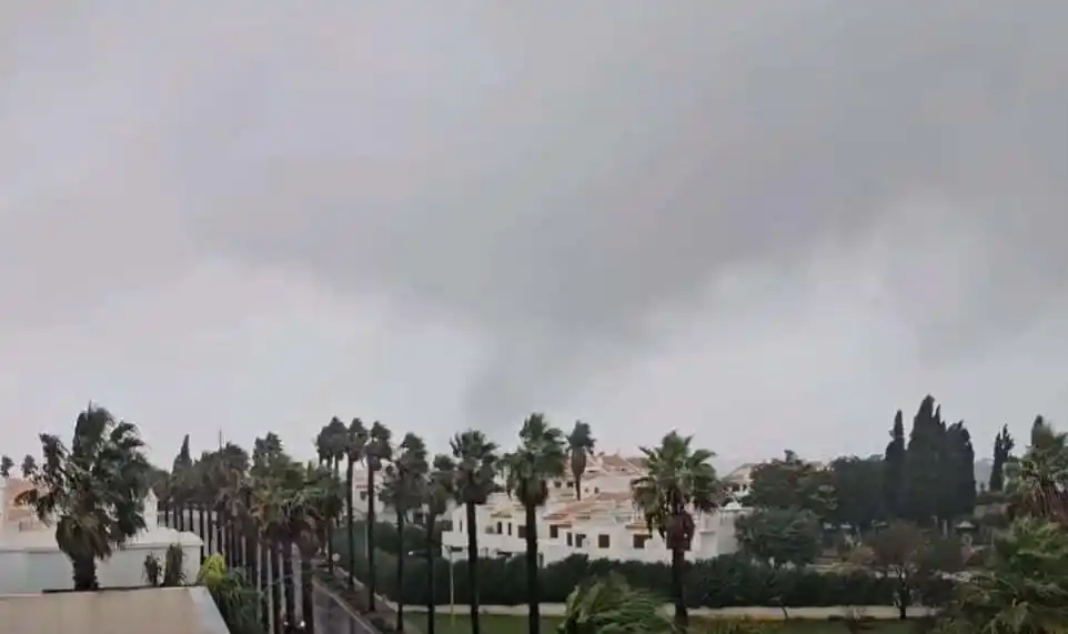 美国芝加哥抗议者与执法人员激烈冲突_日本高市早苗涉华错误言行_日本多方批评高市早苗言行：极其愚蠢