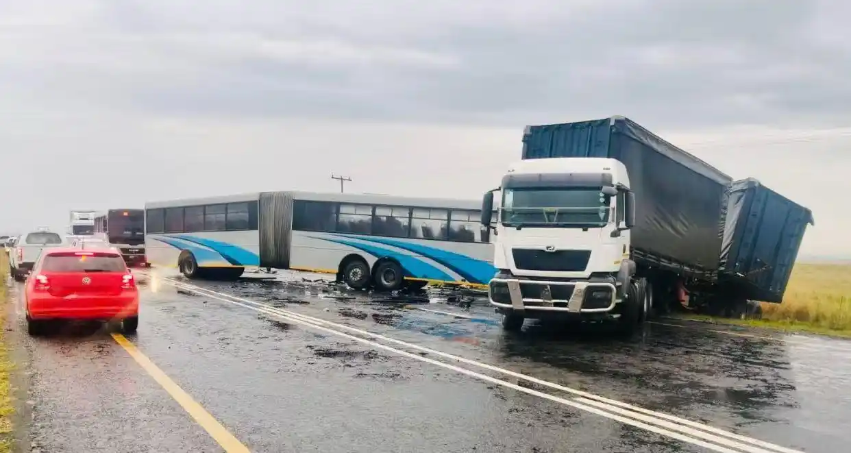 日本高市早苗涉华错误言行_美国芝加哥抗议者与执法人员激烈冲突_日本多方批评高市早苗言行：极其愚蠢