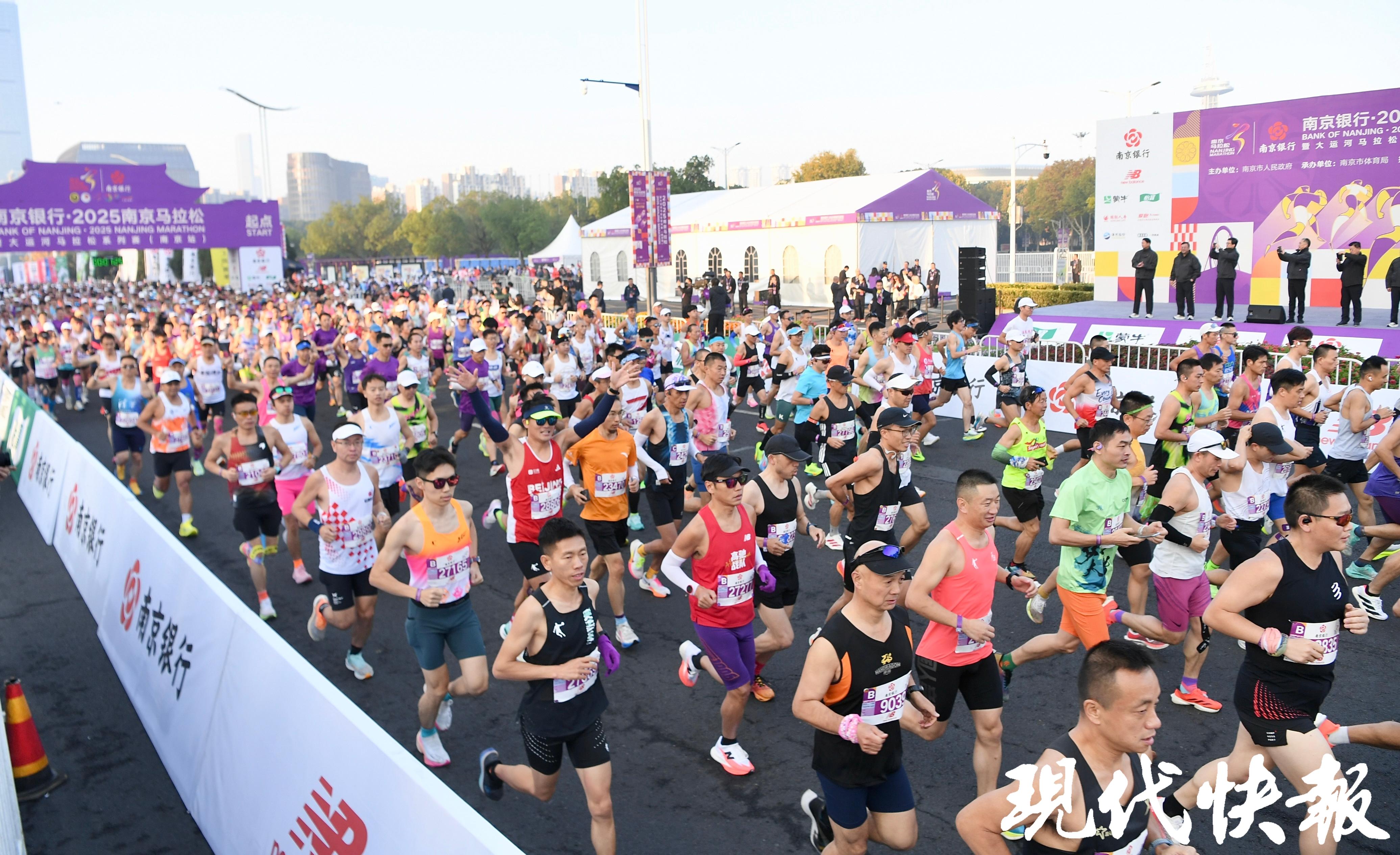 2025南京马拉松世界田联金标赛事 194802人报名 赛道优化与志愿者服务_国际田联金标赛事
