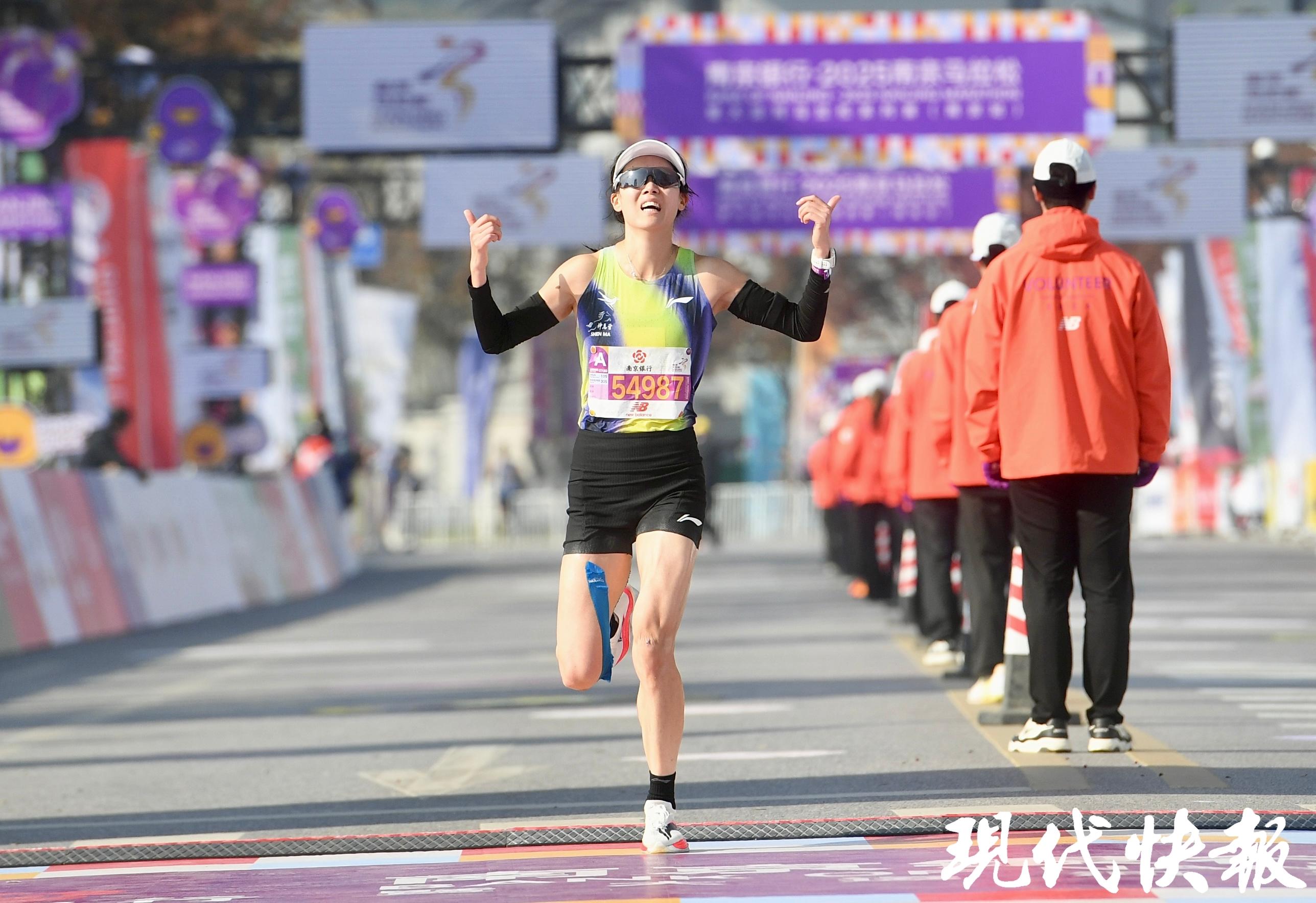 2025南京马拉松世界田联金标赛事 194802人报名 赛道优化与志愿者服务_国际田联金标赛事