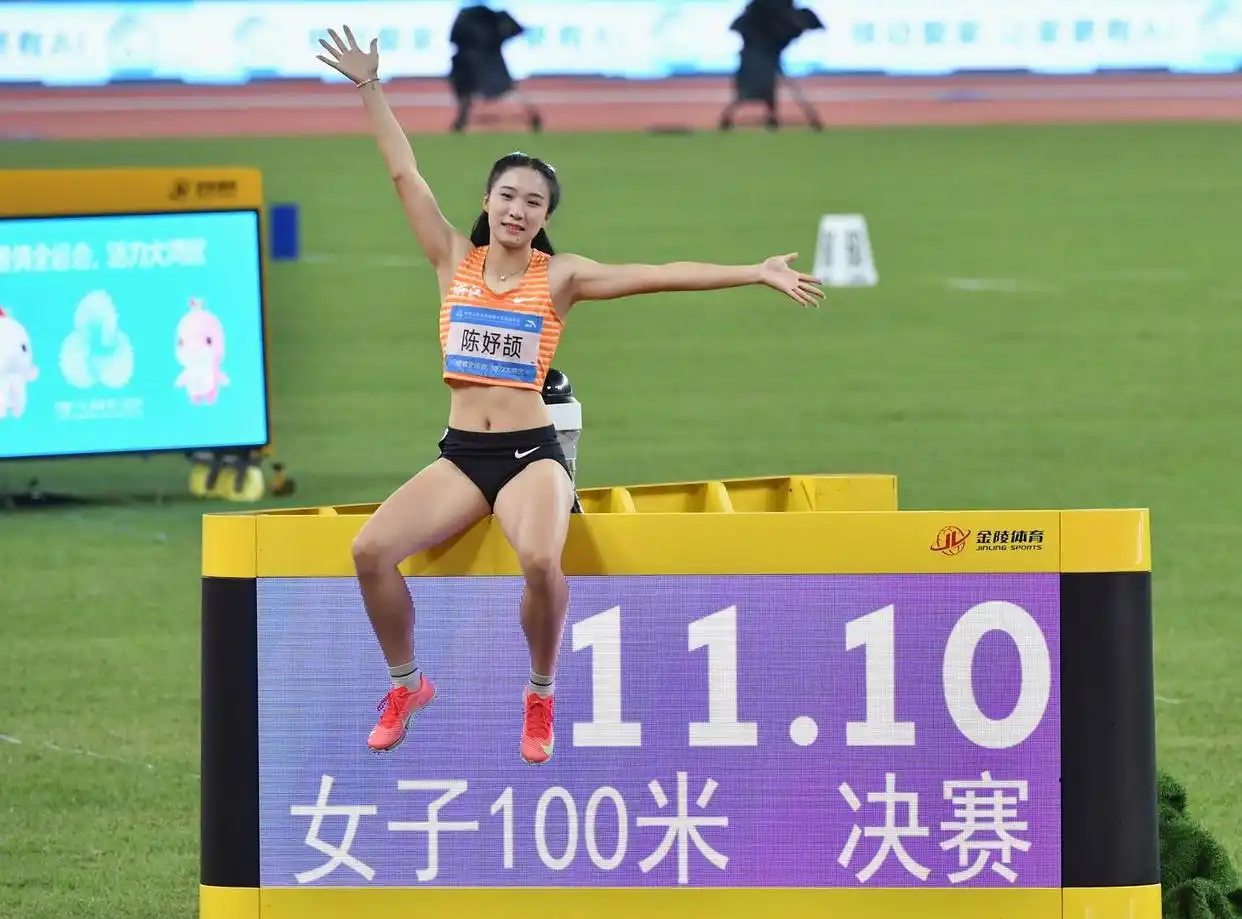 葛曼棋退赛，没有对手的“小孩姐”陈妤颉成为全运会历史上最年轻女子百米冠军
