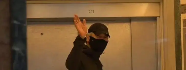 全网泪崩悼念_欧阳震华与苗侨伟为许绍雄扶灵_76岁许绍雄癌逝