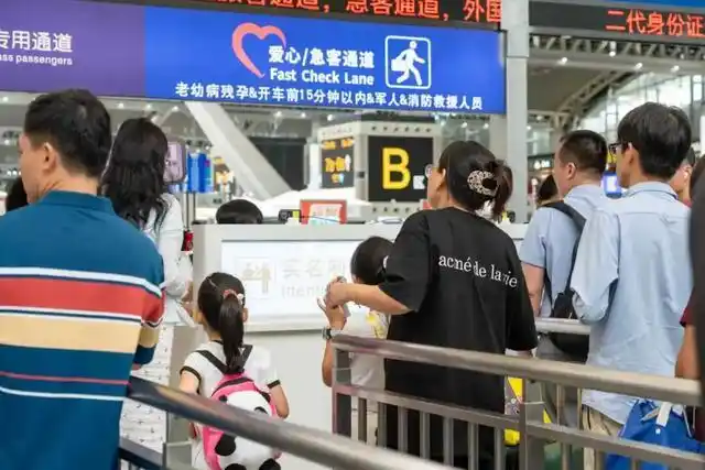 铁路综控员精准调度_广州南站安全生产指挥中心_全国最忙高铁站上演名场面