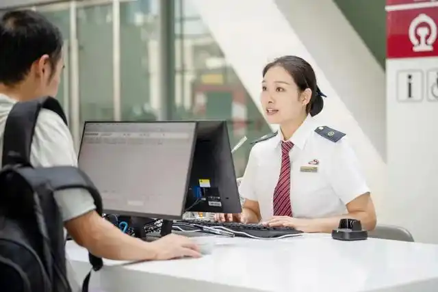 铁路综控员精准调度_全国最忙高铁站上演名场面_广州南站安全生产指挥中心