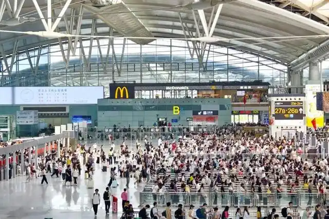 广州南站安全生产指挥中心_全国最忙高铁站上演名场面_铁路综控员精准调度