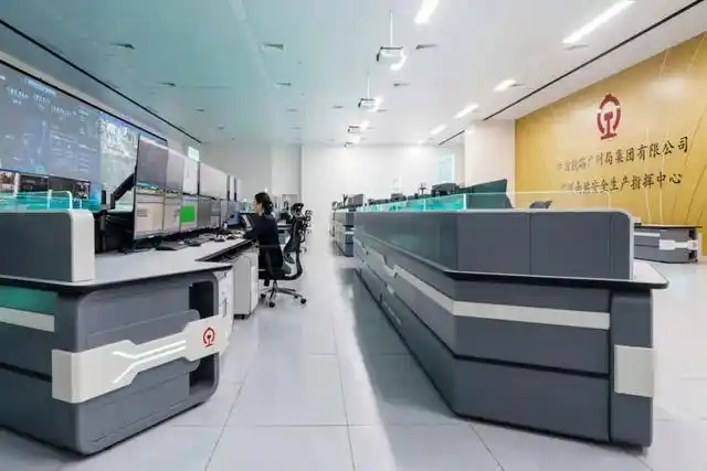 全国最忙高铁站上演名场面_铁路综控员精准调度_广州南站安全生产指挥中心