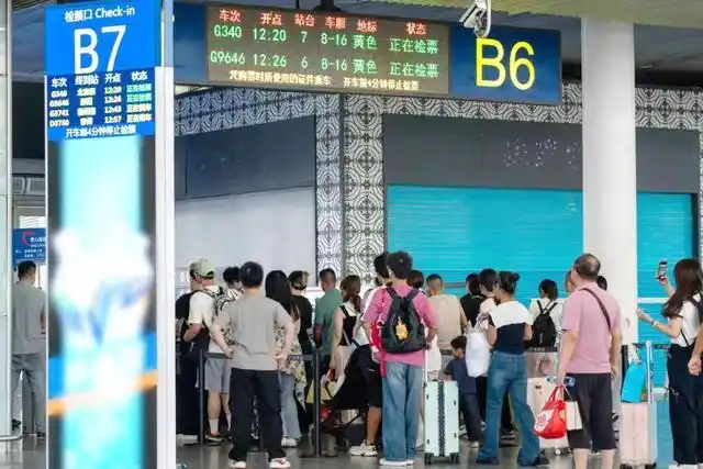 广州南站安全生产指挥中心_铁路综控员精准调度_全国最忙高铁站上演名场面