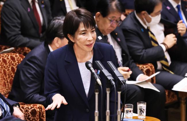 刷到一个视频，有网友在东京街头偶遇高市早苗。乘坐的车号是37-77