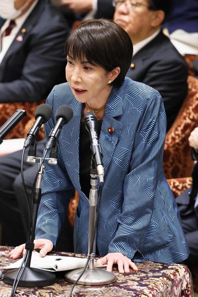 刷到一个视频，有网友在东京街头偶遇高市早苗。乘坐的车号是37-77