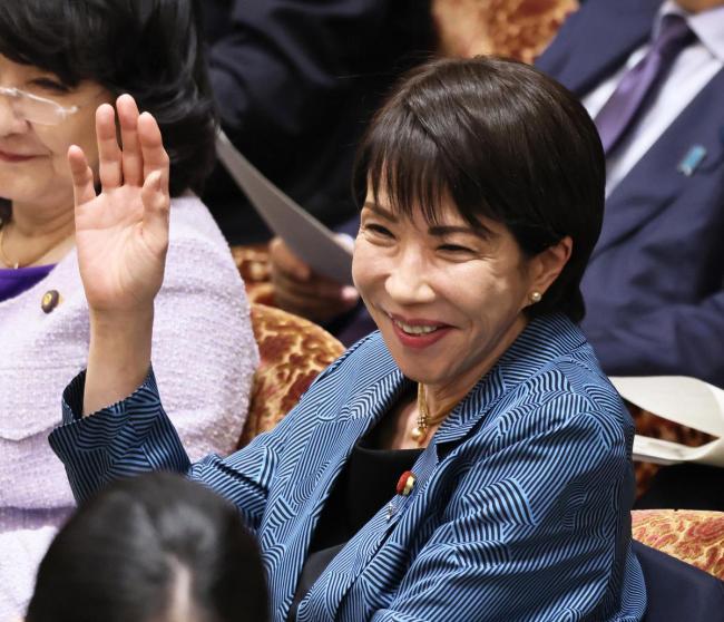 刷到一个视频，有网友在东京街头偶遇高市早苗。乘坐的车号是37-77