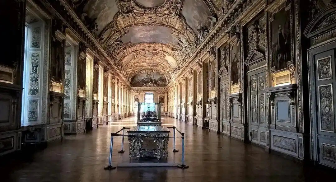 卢浮宫馆长辞职被拒_卢浮宫安保漏洞 抢劫案细节 珠宝失窃事件分析