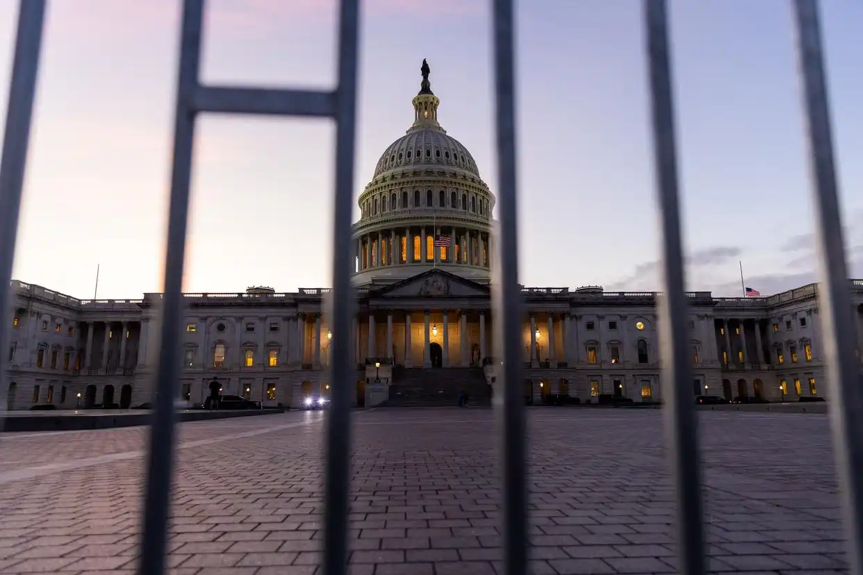 美国司法部爱泼斯坦案文件涂黑特朗普照片删除_爱泼斯坦案文件公开争议司法部保护受害者_爱泼斯坦案文件恢复 特朗普出镜两次