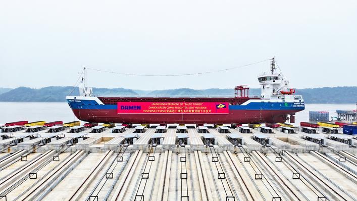 湖北内河船舶绿色智能发展_中国万吨级纯电动散货船下水_湖北绿色智能船舶产业