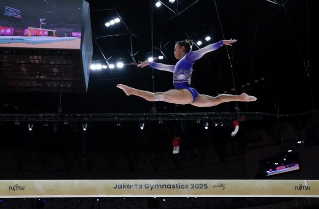 张清颖在女子个人全能决赛平衡木项目比赛中。新华社记者 白雪飞摄
