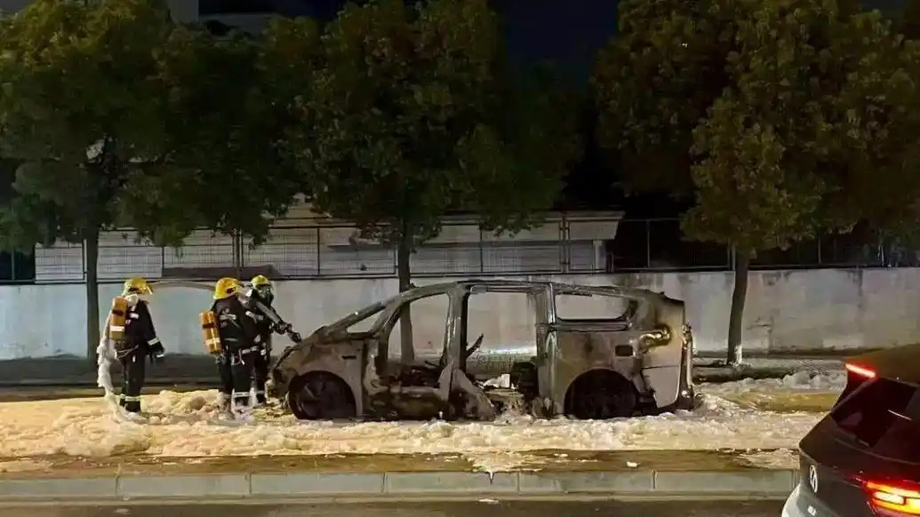 mega行驶时起火被烧成空架 理想回应_理想MEGA行驶中起火_理想汽车上海起火事故