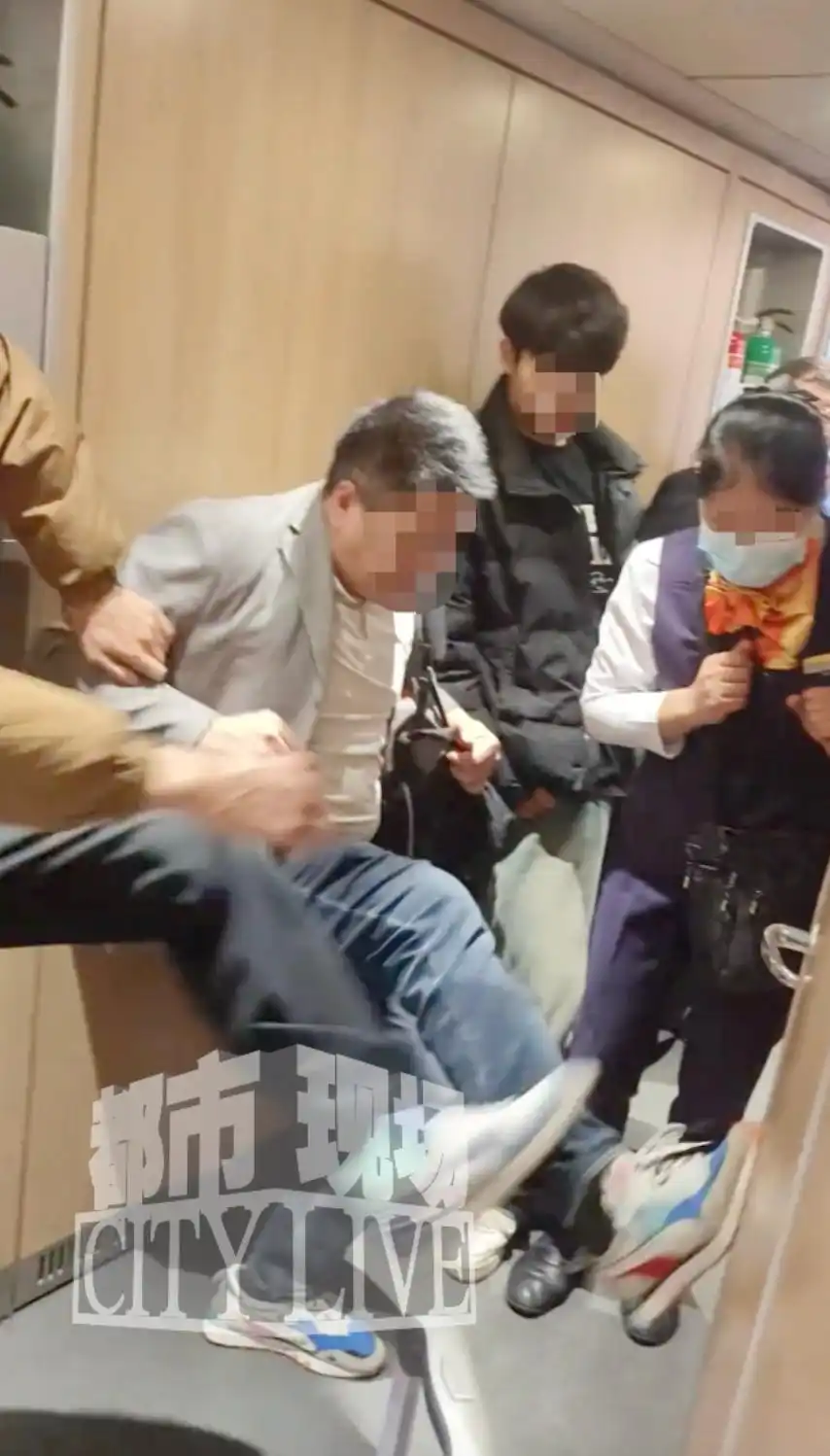 乘客被困高铁厕所 多人踹门施救_高铁厕所门锁故障_乘客被困高铁施救