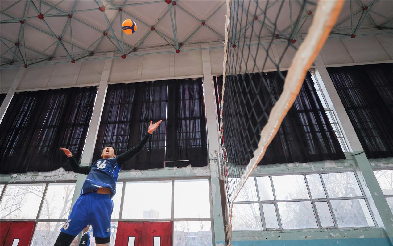 内蒙古青少年男排集训_初中排球队训练_呼铁一中男排训练