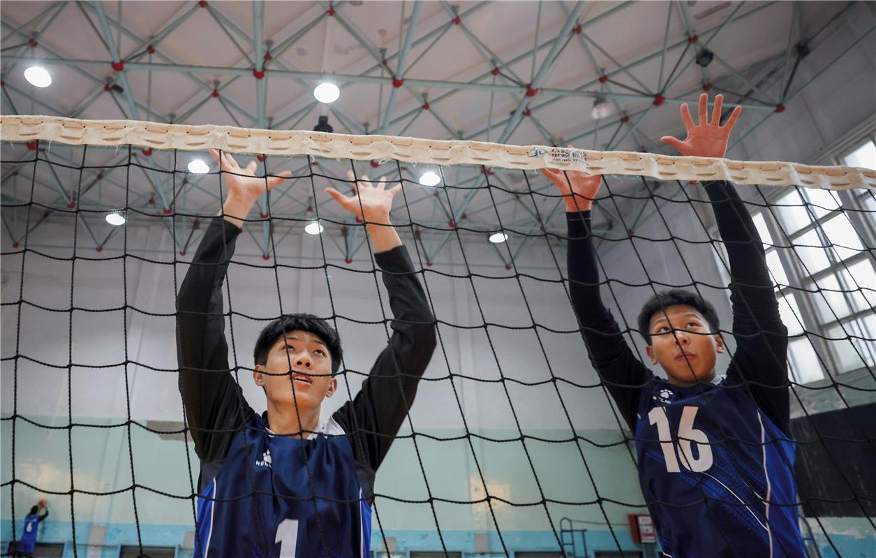 内蒙古青少年男排集训_初中排球队训练_呼铁一中男排训练