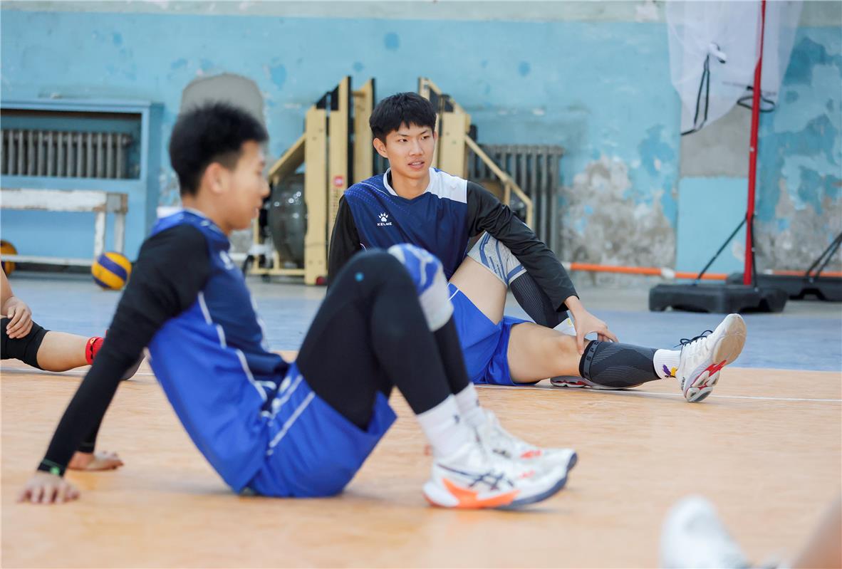 呼铁一中男排训练_初中排球队训练_内蒙古青少年男排集训