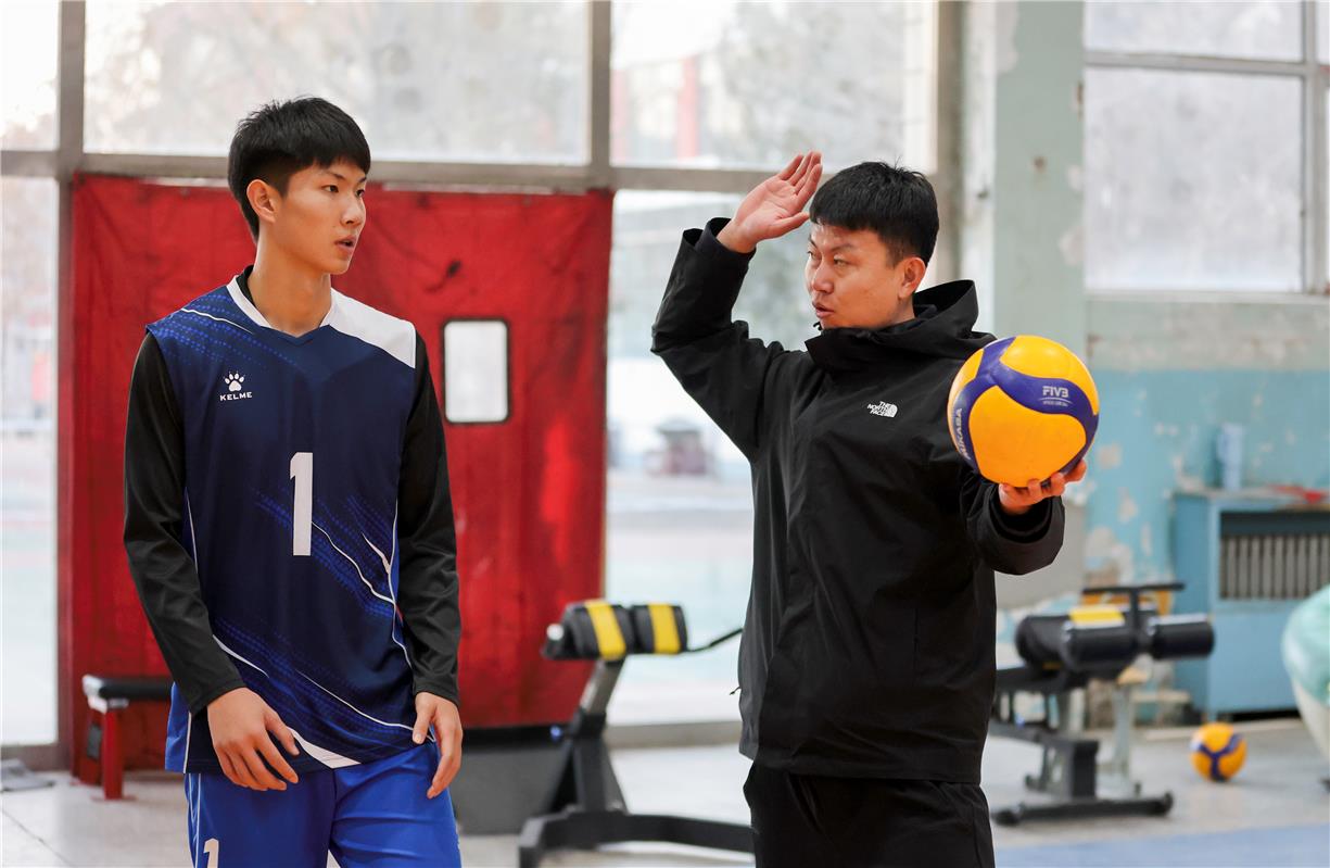 呼铁一中男排训练_初中排球队训练_内蒙古青少年男排集训