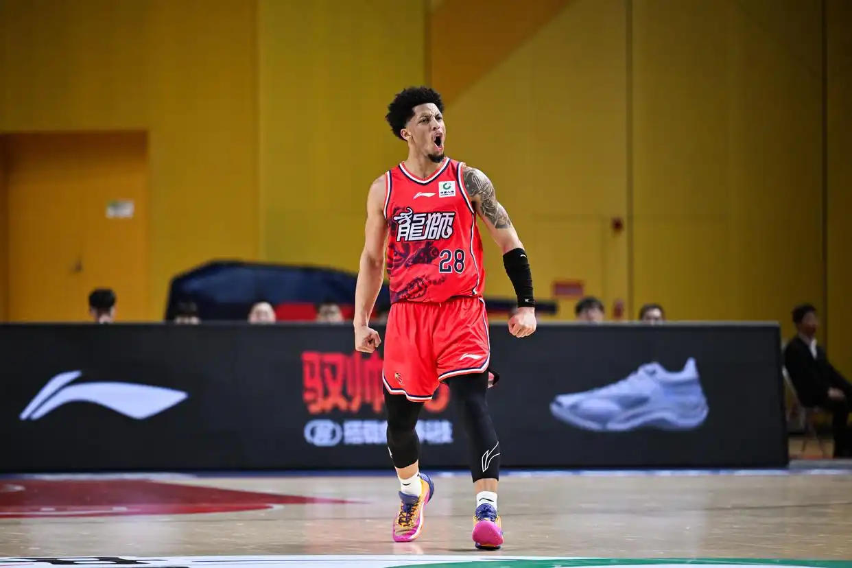 广东队对阵广州队_萨林杰32分广东队五连胜_徐杰20分萨林杰32+11 广东胜广州豪取5连胜