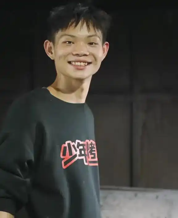 烤鸡少年小陈创业故事_深圳烤鸡少年_烤鸡少年喜提迈巴赫？本人回应