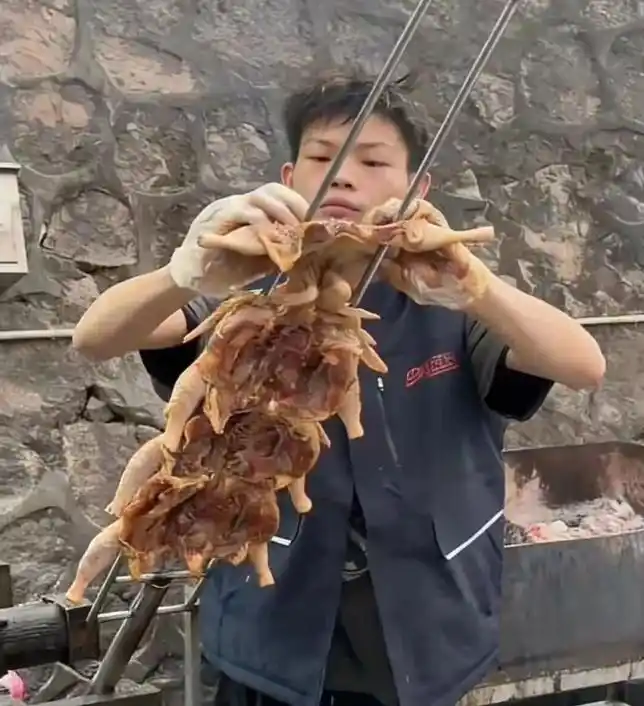 烤鸡少年小陈创业故事_深圳烤鸡少年_烤鸡少年喜提迈巴赫？本人回应