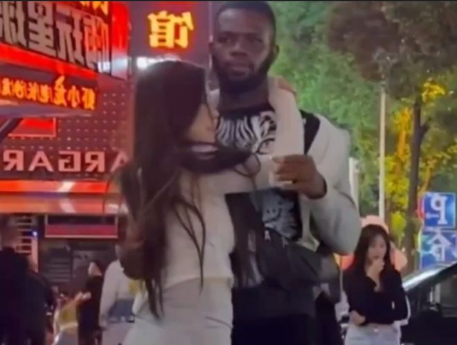 黑人操白人女孩_为什么女性找白人男友和黑人男友看法不同_女性找白人男友社会看法