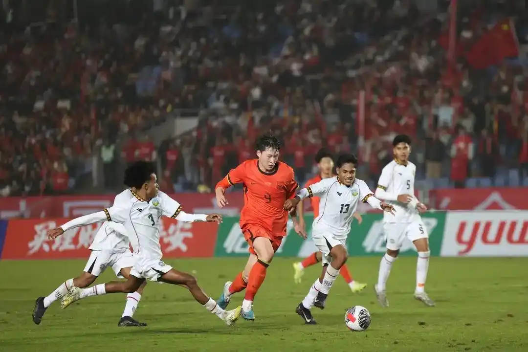 体坛午爆｜U16国足14球大胜东帝汶，曼联0:1负十人埃弗顿
