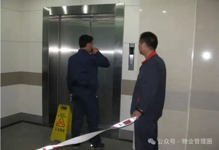 电梯门光幕感应_女子早高峰占电梯被推出去后厮打_长期占用电梯不关门