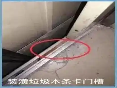 电梯门光幕感应_长期占用电梯不关门_女子早高峰占电梯被推出去后厮打