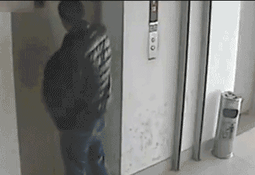 长期占用电梯不关门_女子早高峰占电梯被推出去后厮打_电梯门光幕感应