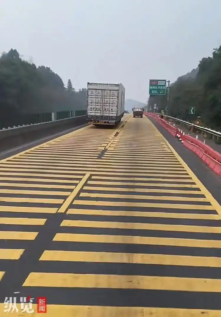 郴州一高速路设置数公里不间断减速带引发吐槽，网友戏称“开过去结石都治好了”，当地高速交警回应
