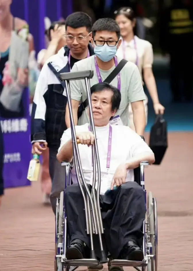 郑智化 深圳机场 吐槽传送带走廊_郑智化 深圳机场 超长走廊_深圳机场回应郑智化吐槽：立行立改