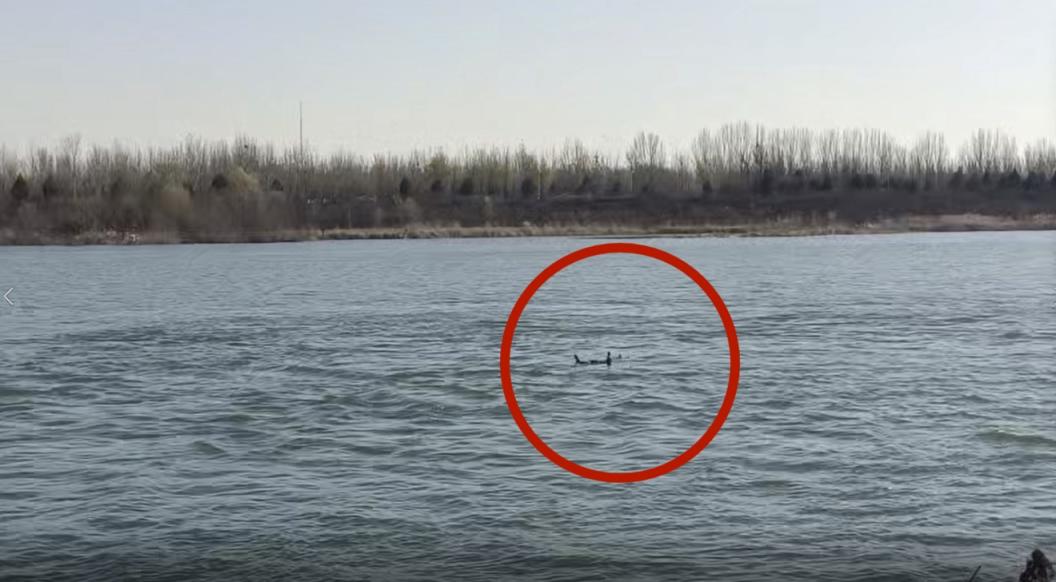 女子掉入5米深冰河多亏穿了厚羽绒服_消防员冲锋舟紧急救援_怀柔区潮白河女子落水救援