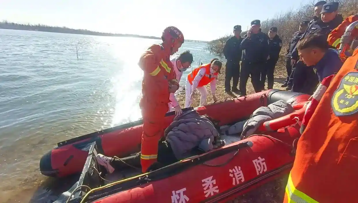 女子掉入5米深冰河多亏穿了厚羽绒服_消防员冲锋舟紧急救援_怀柔区潮白河女子落水救援