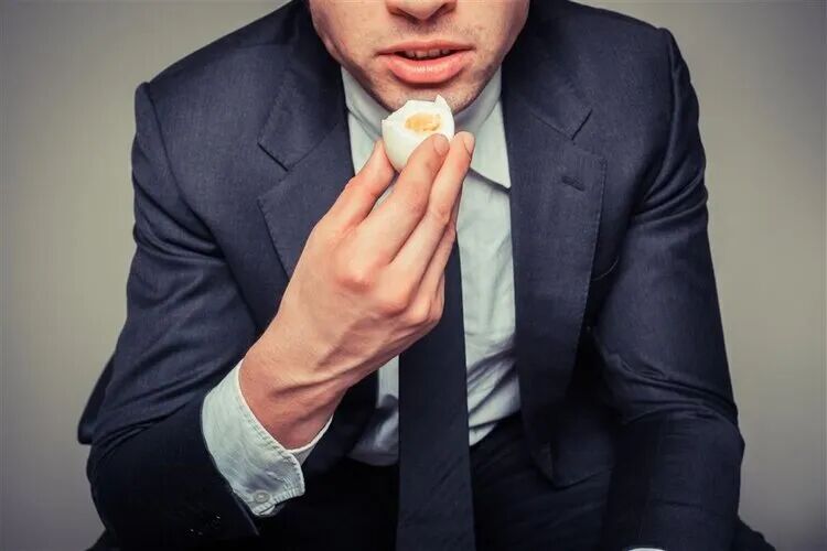 鸡蛋每日摄入量_一天吃40个鸡蛋会造成肾脏严重负担_高血脂人群鸡蛋控制