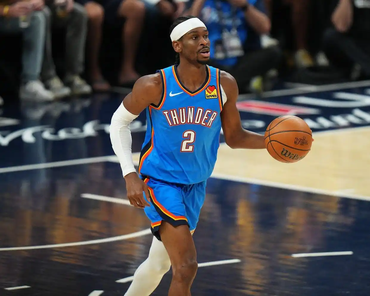 NBA常规赛老鹰对阵雷霆 莱昂纳德亚历山大表现 霍姆格伦数据_雷霆擒鹰三连胜 亚历山大持球突破