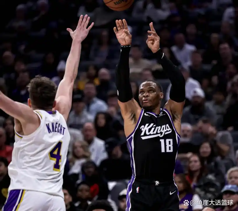 里夫斯贡献51+11+9 湖人险_NBA国王湖人比赛结果_东契奇伤病影响