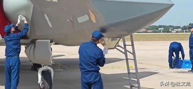 “真的可以用纸巾擦歼-20？”因为中国隐形涂层有了重大突破！
