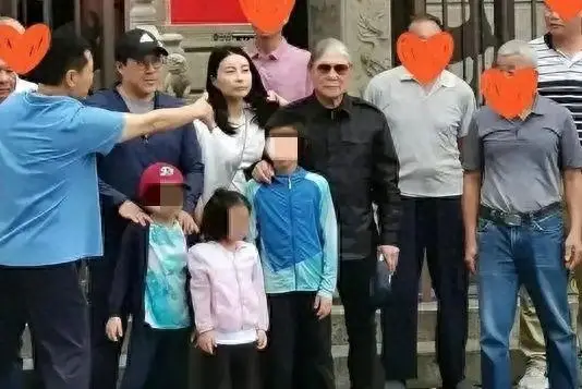 郭晶晶霍启刚节俭生活_霍震霆郭晶晶蜜雪冰城_霍震霆分享霍家育儿观