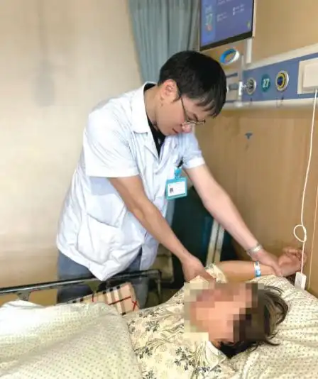 女子体验沙滩车侧翻18根肋骨断裂_越野沙滩车事故 多处骨折救治 越野运动安全注意事项