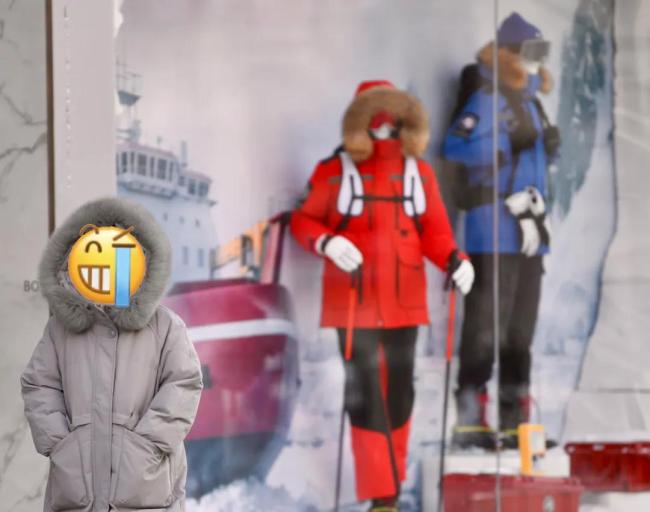 300元滑雪服被冻哭的年轻人焊身上了 都市打工人新宠