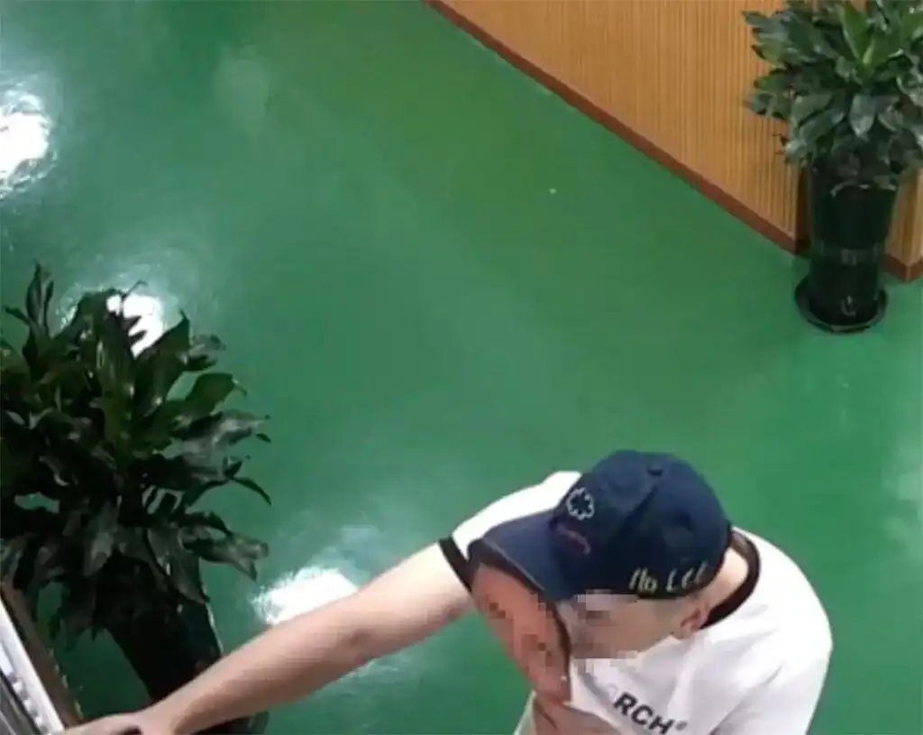 使用人脸面具刷脸打卡_龙港市李家垟社区干部伪造考勤记录_多名干部被指用“人脸面具”刷考勤